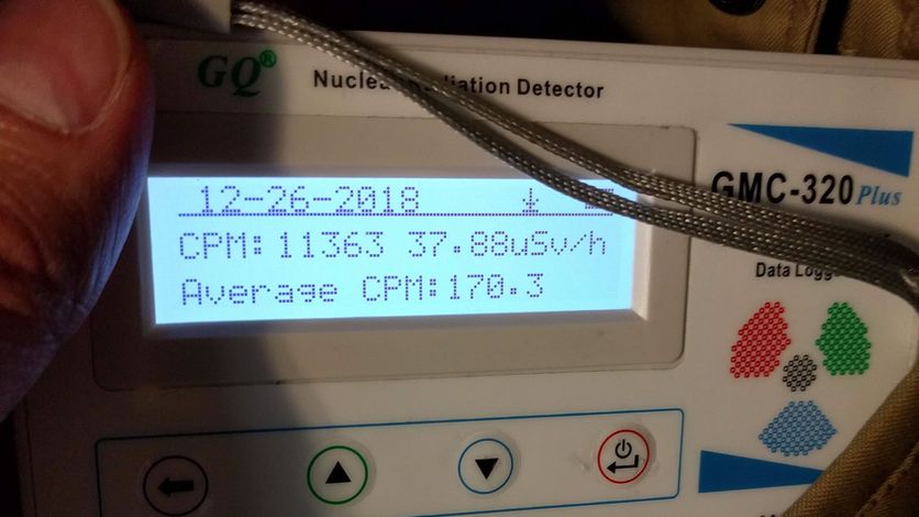 Una prueba radiológica (PET-CT), un friki (Yo) y un contador Geiger